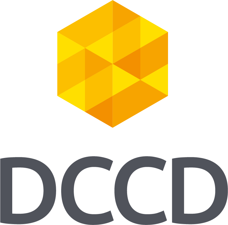 Logotipo de la DCCD conformado por un hexagono de color amarillo con triangulos y trapecios en naranja claro y oscuro y debajo las letras D, C, C, D, en gris claro